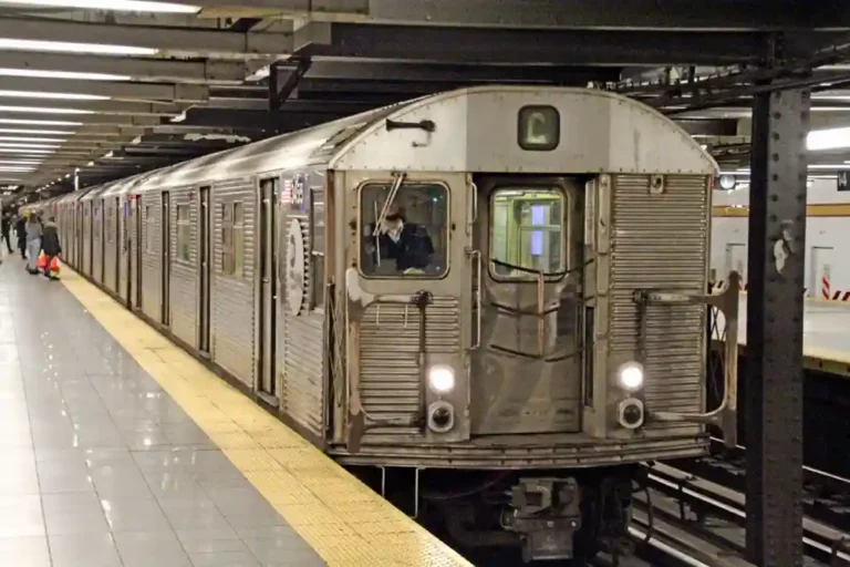 What happened to the R32 train